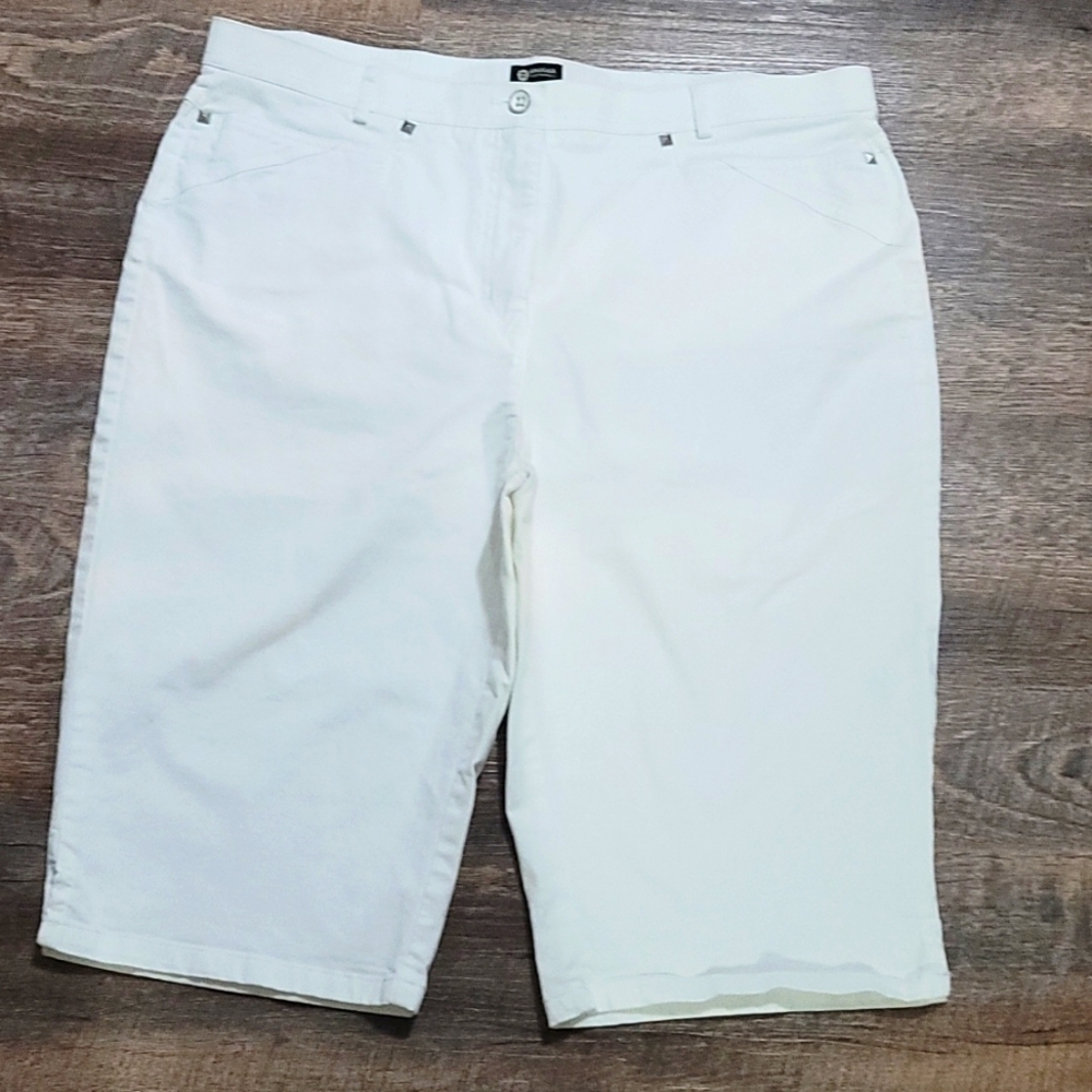 Gently Loved woman's shorts white size 16 by Hagger clothing studs slits mint